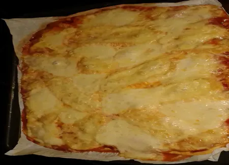 Pizza jambon et trois fromages