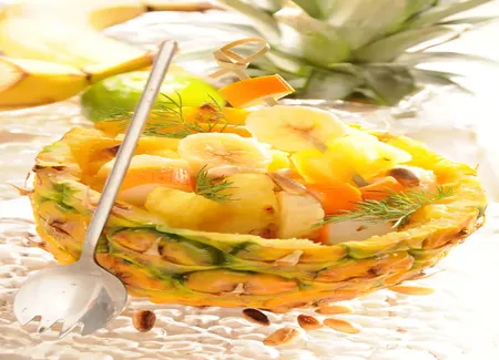 Salade en coques d'ananas