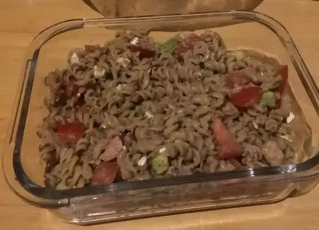 Salade de pâtes au thon, tomates et avocat