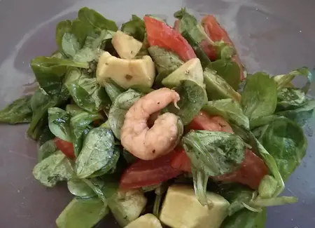 Salade facile à la roquette, avocat, crevettes et tomates