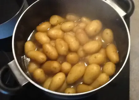 Pommes de terre grenaille à l'ail et au persil