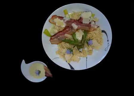 Fusilli aux asperges vertes et lard paysan