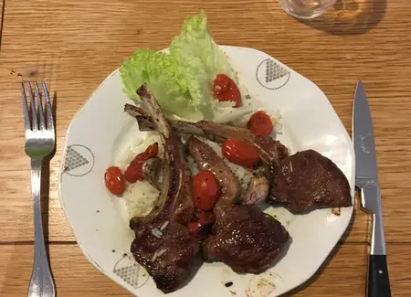 Côtelettes d'agneau aux tomates cerises et ail confit