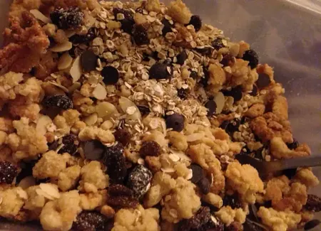 Céréales du petit-déjeuner crumble et fruits secs
