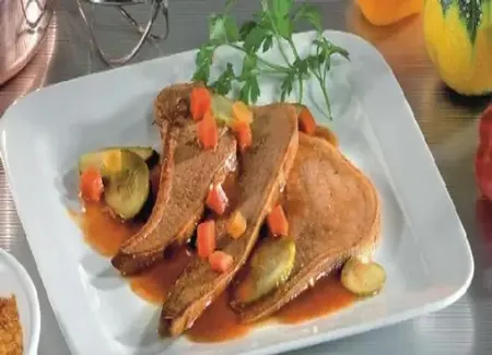 Langue de boeuf sauce aux cornichons
