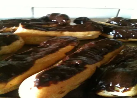 Glaçage au chocolat pour éclairs