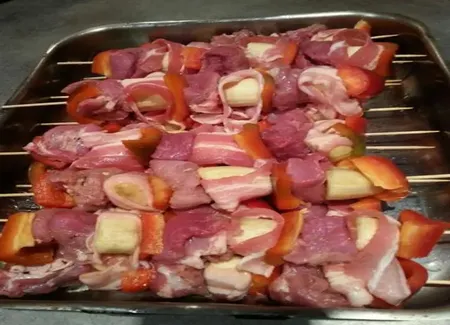 Brochettes de porc à la banane