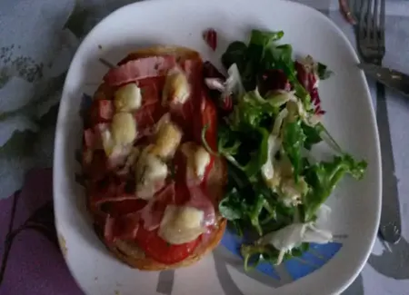 Bruschetta tomate, chèvre et jambon cru