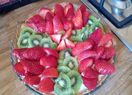 Tarte aux fraises et aux kiwis sur une crème diplomate