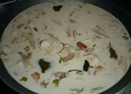 Soupe de poulet au galanga et au lait de coco (tom kha kai)