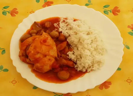 Mijoté de poulet à la tomate et aux champignons