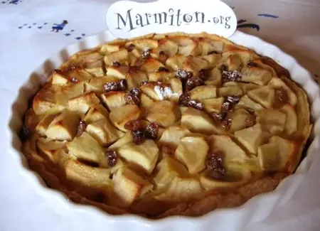 Tarte aux pommes, raisins et cannelle