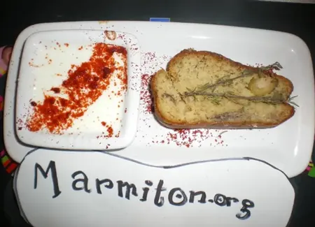 Cake méditerranéen et sauce épicée au yaourt