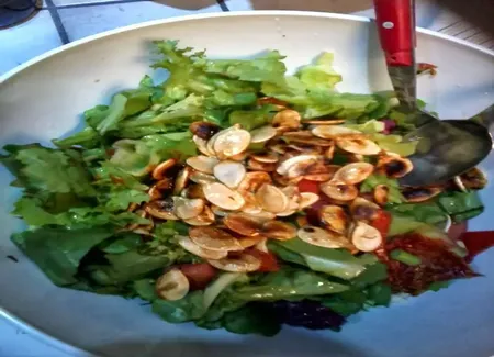 Salade aux graines de potiron, noix et tomates séchées