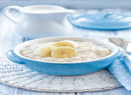 Bouillie de flocon d'avoine (porridge) coco, banane, pomme