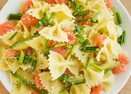 Salade de pâtes à l'avocat et au saumon