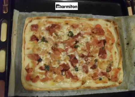 Pizza au jambon de parme et mozzarella