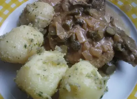 Côte de porc charcutière aux pommes de terre pelées et choux de bruxelles