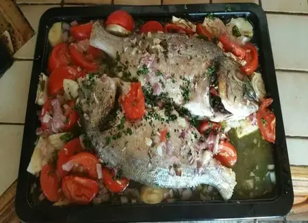 Daurade au four farcie aux herbes