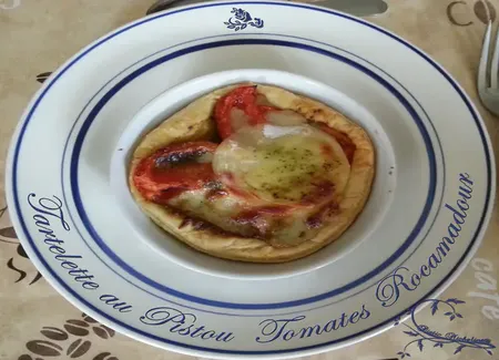 Tarte au pistou, à la tomate et au rocamadour
