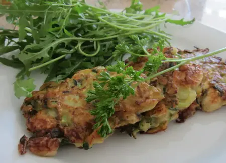 Galettes à la courgette, champignons et persil
