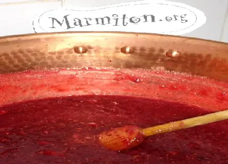 Confiture framboises - pommes - bananes