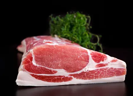 Fabriquer soi-même son petit salé (poitrine de porc)