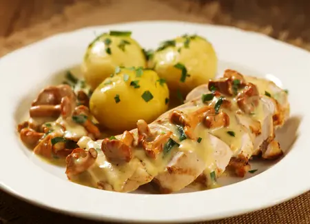 Escalope de dinde à la crème, aux pommes de terres et aux oignons