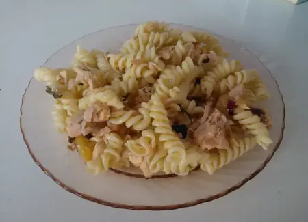 Salade de pâtes, saumon frais et abricots secs