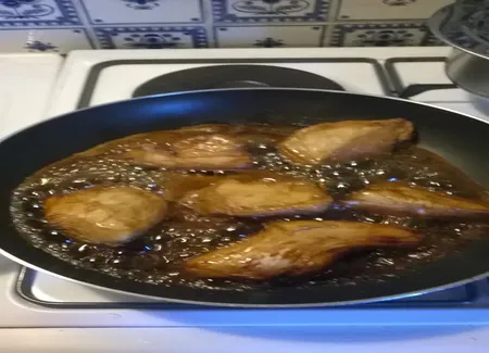 Filets de poulet marinés au citron, au miel et aux graines de sésame