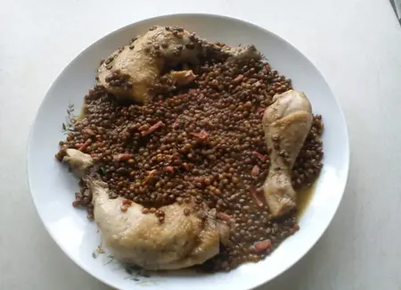 Cocotte de lentilles et poulet au lard