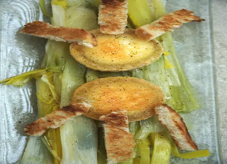 Crottins de chavignol chauds à l'émincé de poireaux