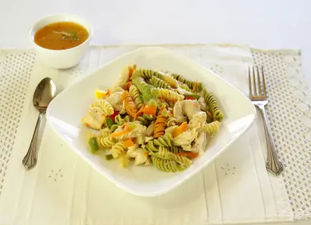 Salade de pâtes colorée