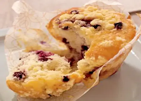 Muffins aux myrtilles glacés à la cannelle