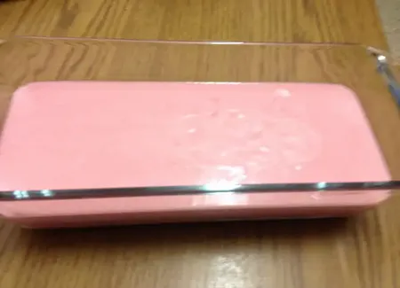 Crème glacée à la groseille nappée de gelée