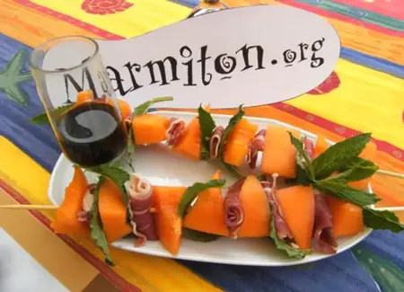 Brochettes de melon et parme