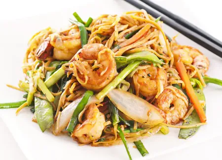 Pâtes chinoises aux légumes et crevettes