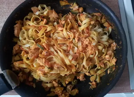 Tagliatelles au saumon frais, courgettes et tomates