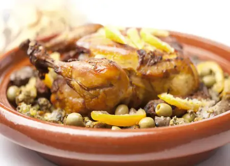Tajine de poulet aux citrons confits et aux olives