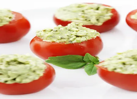 Tomates cerises farcies au chèvre frais et aux épices