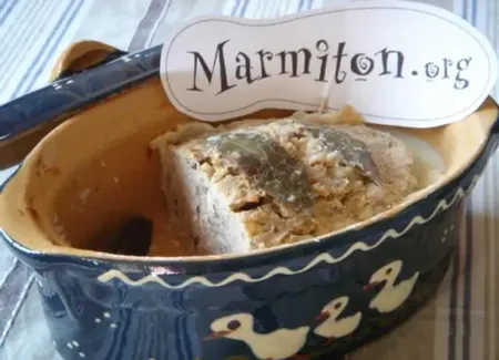 Terrine de porc aux noisettes et au porto