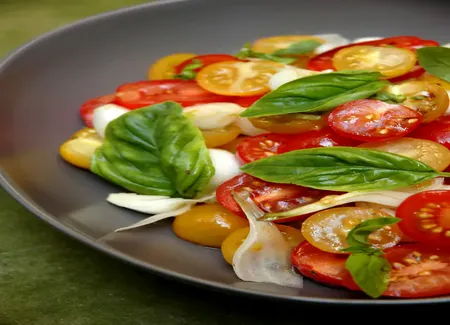 Salade de tomates cerises aux oignons frais