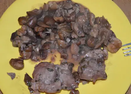 Sots l'y laisse marrons et champignons