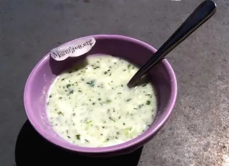 Soupe d'été de jeanne (concombre, menthe et chèvre)