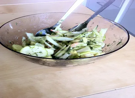 Salade de fenouil, courgettes, avocat et crevettes