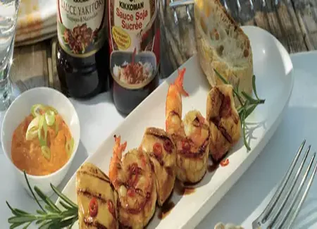 Brochettes de poulet, crevettes et ananas