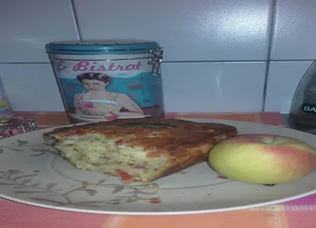 Cake lardons-gruyère-tomates