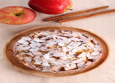 Tarte aux pommes, miel et amandes