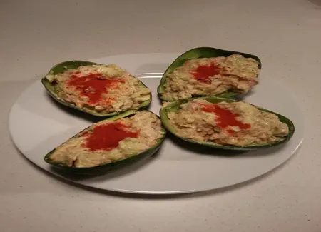 Avocats au thon et au piment doux