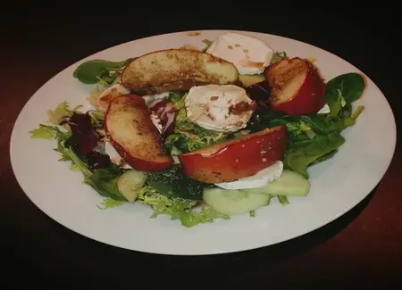 Salade au chèvre et aux pommes caramélisées